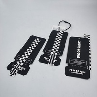 Étiquettes suspendues en papier gaufré personnalisées |   Étiquettes de vêtements uniques en forme de ticket avec impression de logo
