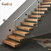 Escalier en L pour intérieur avec marches en chêne blanc et verre, garde-corps en verre trempé, escalier flottant en cantilever