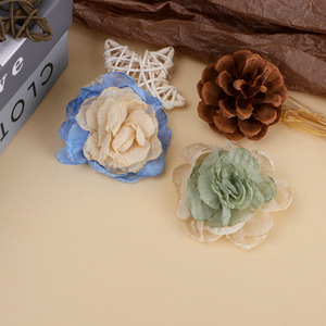 Flor de tela 3D de camelia bicolor de gasa de 5.5 cm para bricolaje, pendientes, ropa, zapatos, bolsos, accesorios decorativos - Product Image 3