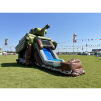 Château gonflable commercial avec toboggan et zone de jeu, thème voiture, pour fêtes et événements en extérieur