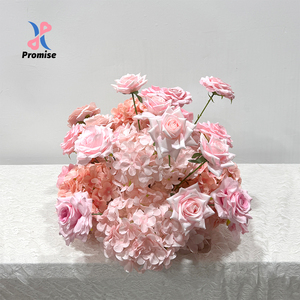 Centro de Mesa Floral Artificial Moderno Hecho a Mano en Tono Degradado Rosa Nude para Recepción de Boda o Cena - Product Image 1