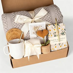 Set <span class=keywords><strong>Regalo</strong></span> <span class=keywords><strong>Personalizzato</strong></span> Artigianale con Coperta a Tema Girasole, Candela Profumata, Calzino, Tazza e Souvenir <span class=keywords><strong>per</strong></span> Donne e Amiche - Product Image 5