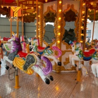 Manège pour enfants, attraction ludique et divertissante, carrousel à chevaux électrique sur remorque, à vendre