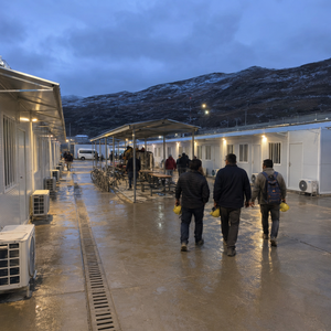 Maison préfabriquée pliable et mobile de Chine pour logement de travailleurs, avec aménagement de camp personnalisé, déploiement rapide et logistique économique - Product Image 1