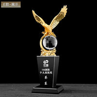 YZ Direct Sales Trophée en cristal personnalisé design spécial trophée en cristal et métal en forme d'aigle plaque de verre en cristal