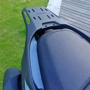 Portapacchi Posteriore Rinforzato per <span class=keywords><strong>SYM</strong></span> <span class=keywords><strong>Joymax</strong></span> Z300: Portabagagli in Alluminio Monoblocco e Supporto per Bauletto - Product Image 3