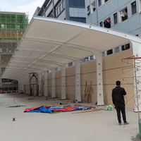 Structure de membrane tendue en PTFE/PVDF moderne, imperméable, ignifuge et résistante aux UV pour abri de voiture extérieur