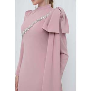 Robe de soirée élégante asymétrique pour femme Puane, ornée de pierres et de détails accessoires, robe de cérémonie rose poudré - Product Image 2