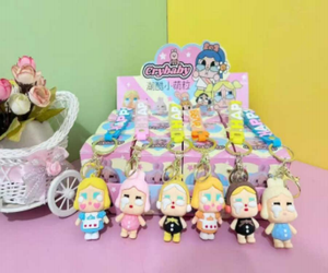 Simpatiche Figure Anime in Plastica con Portachiavi per Bambini e Collezionisti, con Abiti Colorati e Volti Espressivi - Product Image 3