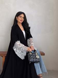 Elegante Conjunto de Abaya Musulmana, Vestido Negro con Ribete de Encaje Blanco y Pañuelo a Juego, Ideal para los Mercados Europeo, Americano y de Oriente Medio - Product Image 3