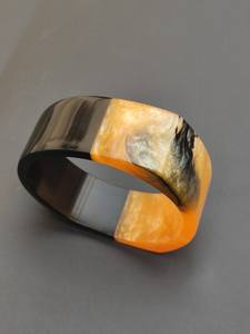 Brazaletes de Resina con Patrones de Colores para Mujer, Diseño Ligero y Moderno, Ajuste Duradero y Cómodo - Product Image 4