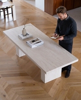 Table à manger en travertin beige, idéale pour les espaces de vie d'hôtels haut de gamme, les appartements et les hôtels.