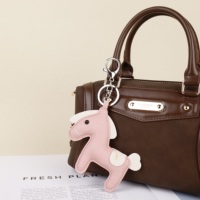 Ornement de sac en forme de petit cheval, personnalisable OEM & ODM, décor poney en métal et PU pour sac à bandoulière, sac à dos, trousse de voyage, porte-cartes