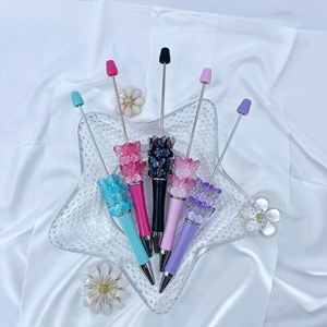 Groothandel Rozenbloem Vlinder Plastic Beadable <span class=keywords><strong>Pen</strong></span> Vult Zwarte Inkt Gladde Schrijfpen Glitter Kralen Plastic Beadable Pennen - Product Image 1