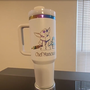 Tazza da Viaggio in Metallo da 40 oz con Logo Personalizzato, Placcata in Oro, Arcobaleno Dorato, in Acciaio Inossidabile con Isolamento Sottovuoto e Manico - Product Image 6