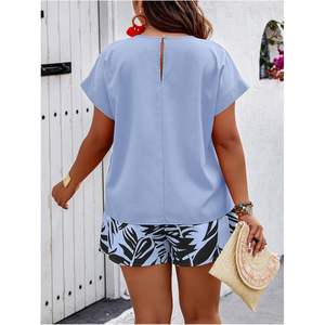 Conjunto de verano de 2 piezas para mujer, talla grande, blusa de gasa de manga corta y pantalones cortos estampados, atuendo informal. - Product Image 1