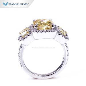 Tianyu Gems Nueva llegada Moissanite Ring 3 Piedras Moissanite amarillo Anillo de oro puro Moissanite Jewelry - Product Image 4