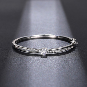 Bracciale di Diamanti in Oro Bianco, Taglio Brillante Rotondo, Colore G, Diamante Naturale Certificato GIA, Stile Classico da Sposa per Donne - Product Image 1