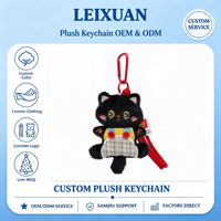 Porte-clés en peluche chat noir en combinaison, poupée chaton en peluche douce, pendentif en peluche de dessin animé, mousqueton rouge, jolie décoration de sac à dos