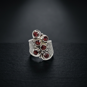 Bague en argent sterling 925 avec un design magnifique et plusieurs pierres grenats pour un usage quotidien et pour les occasions spéciales - Product Image 3