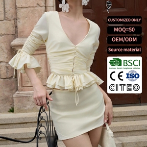 Elegante Set Due Pezzi da Donna: Top con Scollo a V Profondo, Maniche a Campana Arricciate e Dettagli in Pizzo, Minigonna con Volant - Product Image 1
