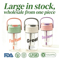Bouteille d'eau en plastique transparente de grande capacité de 600ml 800ml écologique personnalisée avec paille cadeau de verres de sport de voyage pour enfants