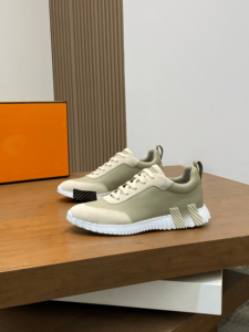 Zapatillas de Ocio con Suela Exterior Serrada Antideslizante, Construcción de Costuras en Capas y Suela Exterior Texturizada para Tracción, Fabricadas con Materiales Mixtos - Product Image 2