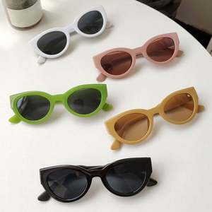 Gafas de Sol Ovaladas Negras Vintage de Moda Personalizadas al por Mayor, Gafas de Sol de Ojo de Gato con Marco Pequeño para Hombres y Mujeres - Product Image 3