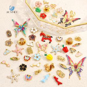 SUMMLY Vente en gros Pendentifs Goutte d'huile, Fleur, Chat, <span class=keywords><strong>Chien</strong></span>, Papillon, Café, Breloques en Acier Inoxydable Plaqué Or 18K, Bijoux de Mode - Product Image 1