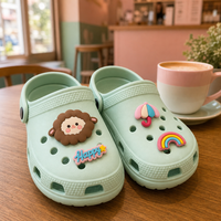 Breloques de chaussures en PVC de luxe personnalisées avec logo d'usine OEM pour sabots, vente en gros, dessus souple avec boucle à bouton et appliques florales