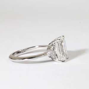 Bague de fiançailles de luxe en or blanc avec diamant de laboratoire taille émeraude et pierres multiples, style Art Déco, bijou de promesse - Product Image 3