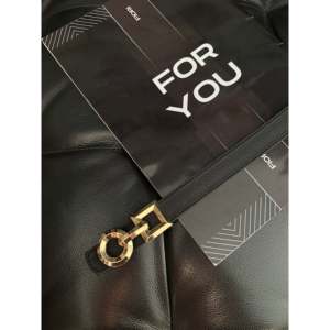 Cinturón de Metal de Diseño para Mujer, Hebilla de Marco Cuadrado, Estilo Casual, Tipo Estándar - Product Image 1