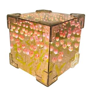 Lámpara de Mesa con Espejo de Tulipanes Hecha a Mano para el Día de la Madre, Luz Nocturna Personalizable, Cubo de Cristal con Flores de Tulipanes, Luz Nocturna LED - Product Image 1