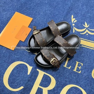 Sandalias Planas de Alta Calidad Marca L, Estilo Slip-on, con Parte Superior de Cuero Genuino y Fibra Superfina, Suela de Goma con Monograma Vintage y Detalles Metálicos - Product Image 4