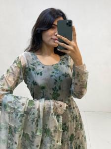 Costume Anarkali en soie d'organza pur et doux imprimé ensemble de vêtements pakistanais pour femmes au prix de gros - Product Image 5