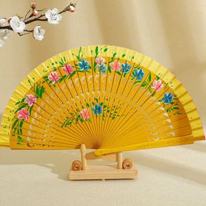 Éventail en bois de style espagnol pour la danse, motif élaboré, idéal comme cadeau promotionnel - Product Image 2