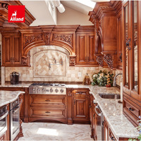 Armoire de cuisine classique en bois massif d'acajou patiné, avec panneaux surélevés, détails et moulures artisanales sculptés à la main, pour villa