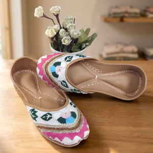 Chaussures de marche traditionnelles du Rajasthan en cuir véritable brodé pour femmes BS INTERNATIONAL, tendance de la mode, confortables, toutes saisons - Product Image 1