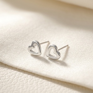 Mini Boucles d'Oreilles Clous en Alliage de Titane en Forme de Cœur Géométrique, Hypoallergéniques, Couleurs Vibrantes Or/Or Rose, Unisexe - Product Image 1