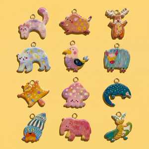 Pendentifs animaux colorés nordiques en vogue : chats, sangliers roses, élan, cerfs, ours, poussins, yaks – breloques aux couleurs inaltérables - Product Image 1