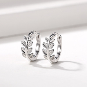 Orecchini a Cerchio con Foglie d'Ulivo per Donne, Design Artistico Botanico, Gioielli per Orecchie alla Moda per Uso Quotidiano - Product Image 1