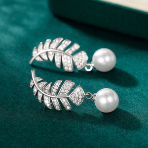 Orecchini Pendenti Lunghi in Stile Barocco con Perle e Cristalli a Forma di Foglia, Eleganti Accessori da Festa per Donne - Product Image 2