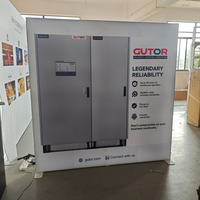 Mur d'affichage trois faces SEG pour stand d'exposition, avec fond graphique lumineux pour surveillance industrielle et marketing en salon professionnel