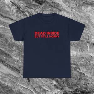 T-shirt Unisex 'Dead Inside But Still Horny' con Stampa Serigrafica, Manica Corta, Stile Gen Z - Product Image 2