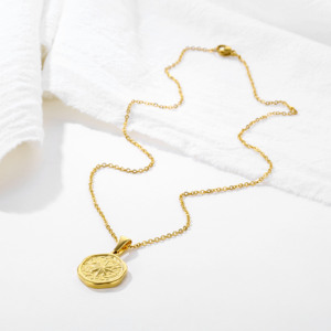 Elegante Collar con Colgante de Cruz de Perlas y Oro PVD de 18k, Joyería de Acero Inoxidable 316L con Brújula Estrella del Norte, Colgante de Billetes de Dólar, Collar de la Justicia - Product Image 5