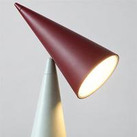 Lampe de table conique sculpturale moderne avec abat-jour angulaire bordeaux et base conique ivoire pour chambre à coucher, chevet, salon, hôtel, bureau