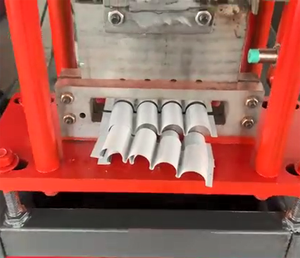 เครื่องขึ้นรูปเหล็กเคลือบสังกะสีอัตโนมัติสำหรับแผ่นผนังหลังคา 3 มิติ ราคาเครื่องขึ้นรูปเย็น - Product Image 2