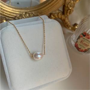 Collier en perles naturelles mini baroque pour femmes, style élégant et cool avec un design de niche, chaîne en os plaquée argent avec fermoir doré - Product Image 2