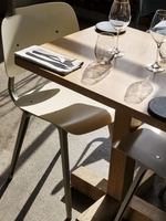 Ensemble chaises et table de salle à manger en bois récupéré de meubles de restaurant de café