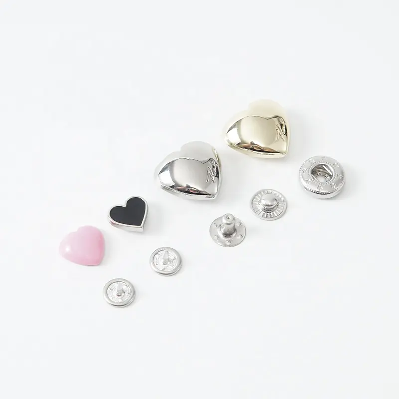 Logo personalizzato all'ingrosso Love Brass in lega di zinco rivetto Shank Jean Button Heart bottoni automatici in metallo per vestiti accessori di abbigliamento